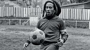 Bob Marley, en su Jamaica natal, con otra de sus pasiones. El futbol.