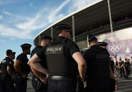 La policia francesa a las afueras del Stade de France, luego de la ceremonia de clausura. 