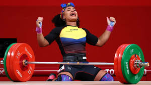 Neisi Dajomes, festejando su ultimo levantamiento en los Juegos Olímpicos de Tokio 2020.
