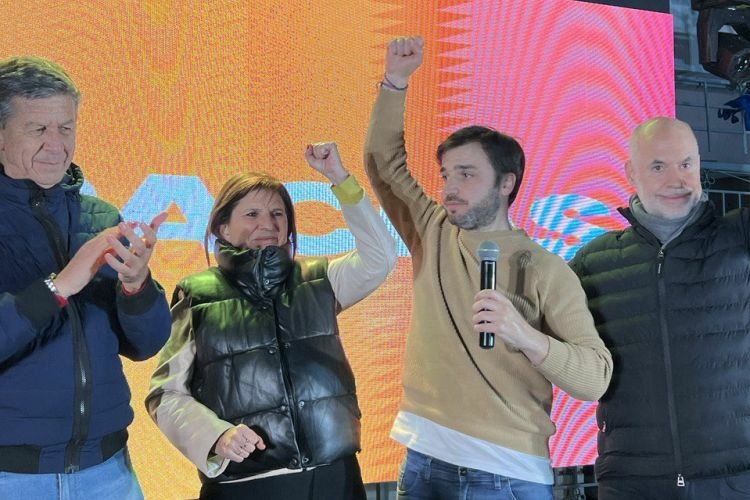 Torres y Menna celebrando el triunfo electoral junto a Larreta y Bullrich,