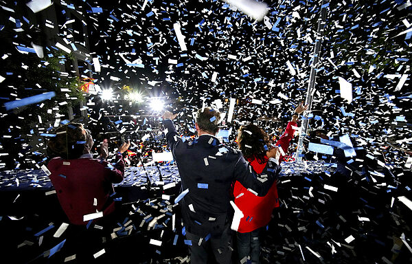 Diaz Ayuso (Presidenta de la Comunidad de Madrid) y Alberto Núñez Feijóo (Presidente del PP), festejando el triunfo electoral con los seguidores del partido Popular.