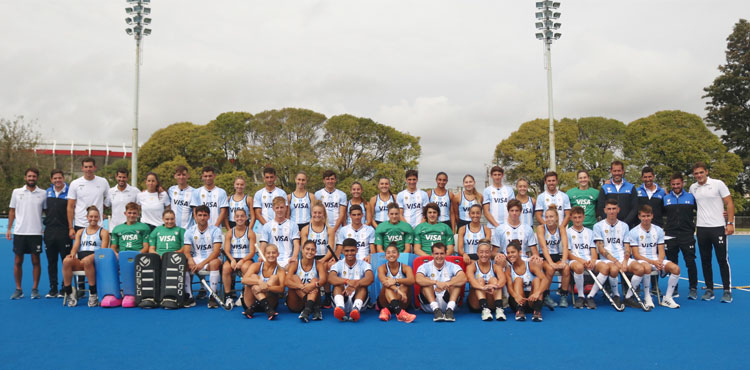 Plantel completo del seleccionado masculino y femenino argentino de hockey.