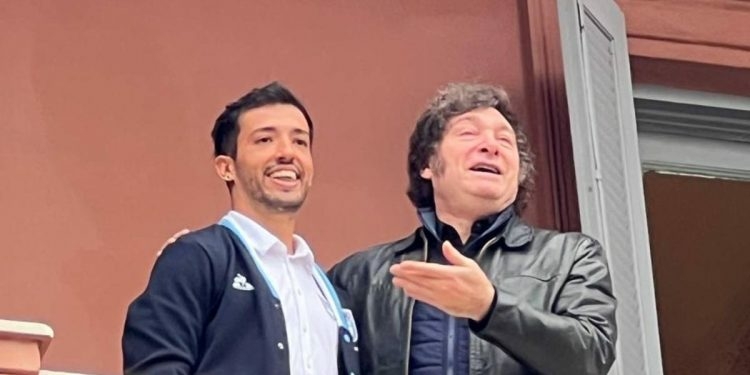 Milei junto al Maligno desde el balcón de la casa rosada 