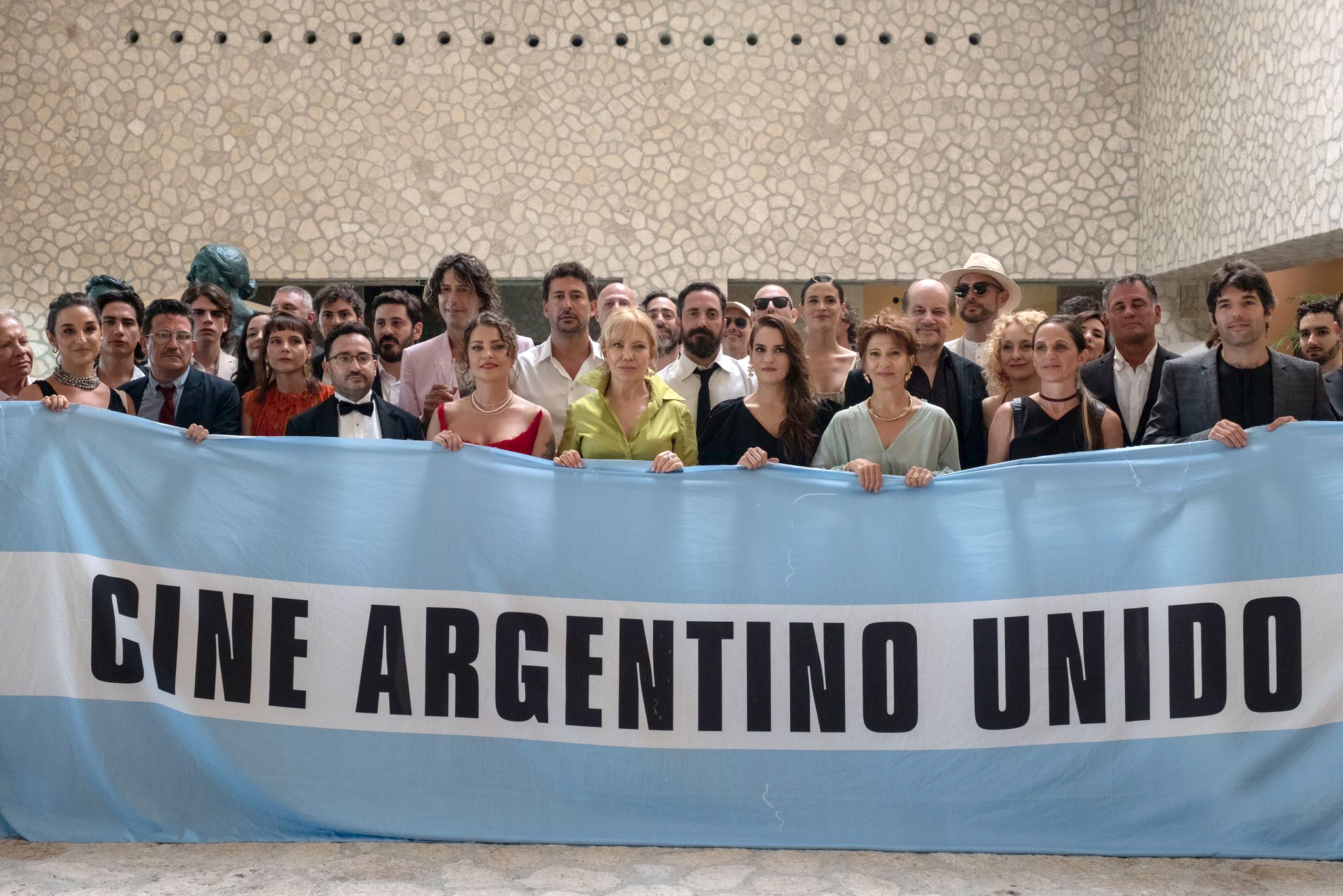 Organización Cine Argentino Unido junto a otras personalidades del cine antes de los Premios Platino