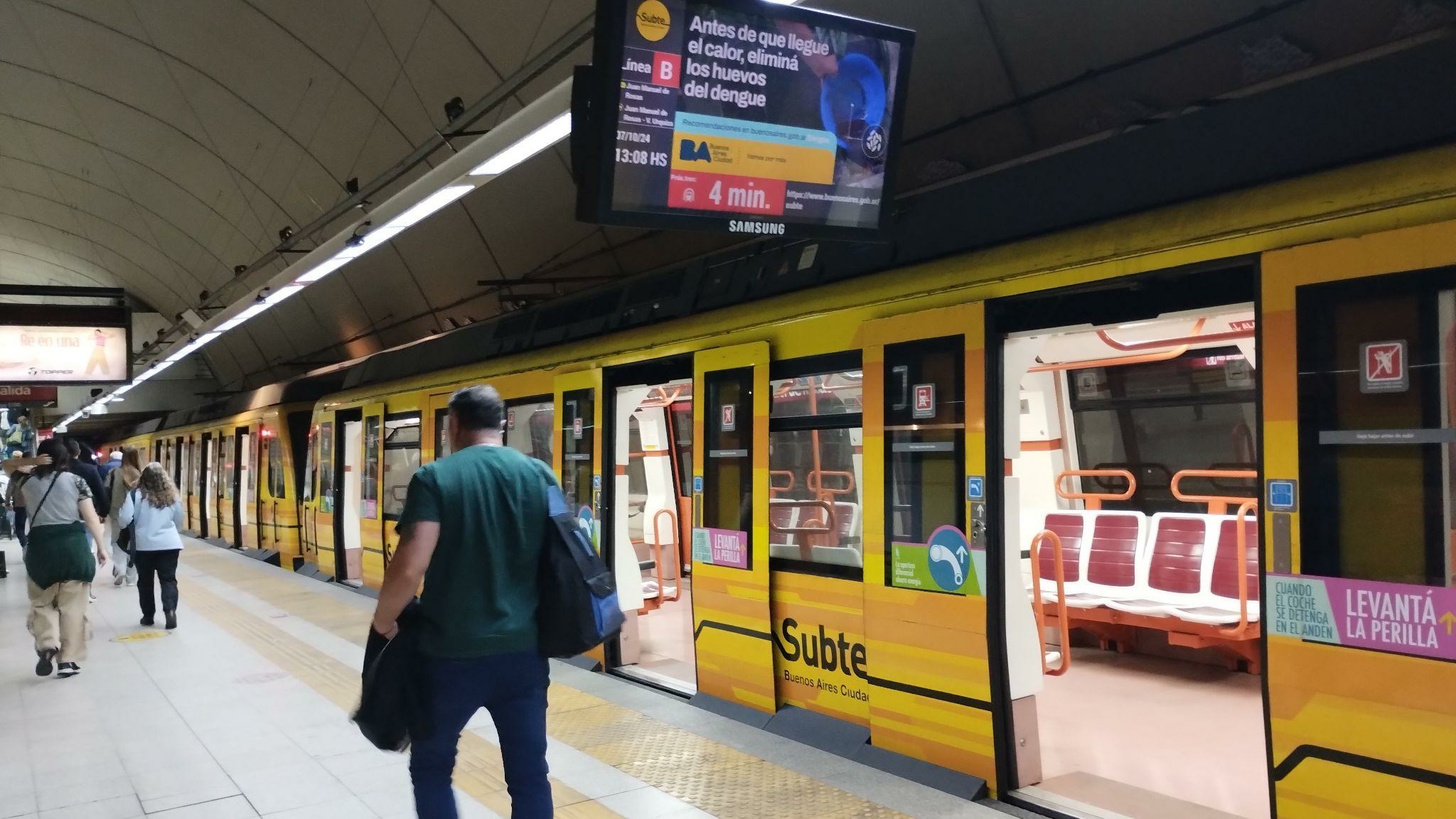 Llegada del subte B a la estación Juan Manuel de Rosas