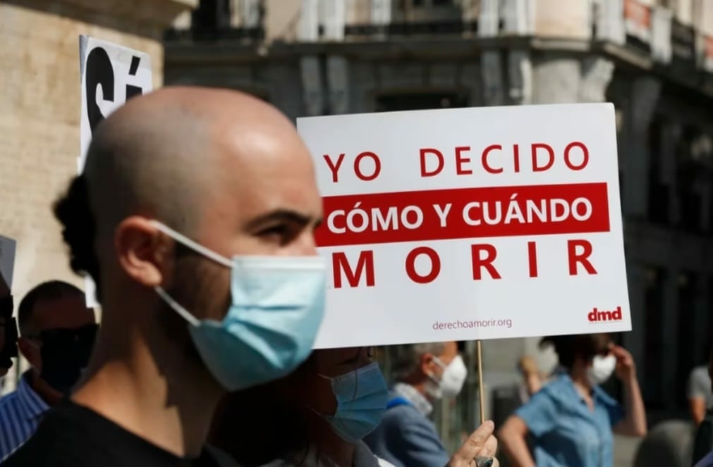 Miembro del grupo ''Derecho a una Muerte Digna'' / Foto de Gabriel Bouys / AFP) AFP - GABRIEL BOUYS