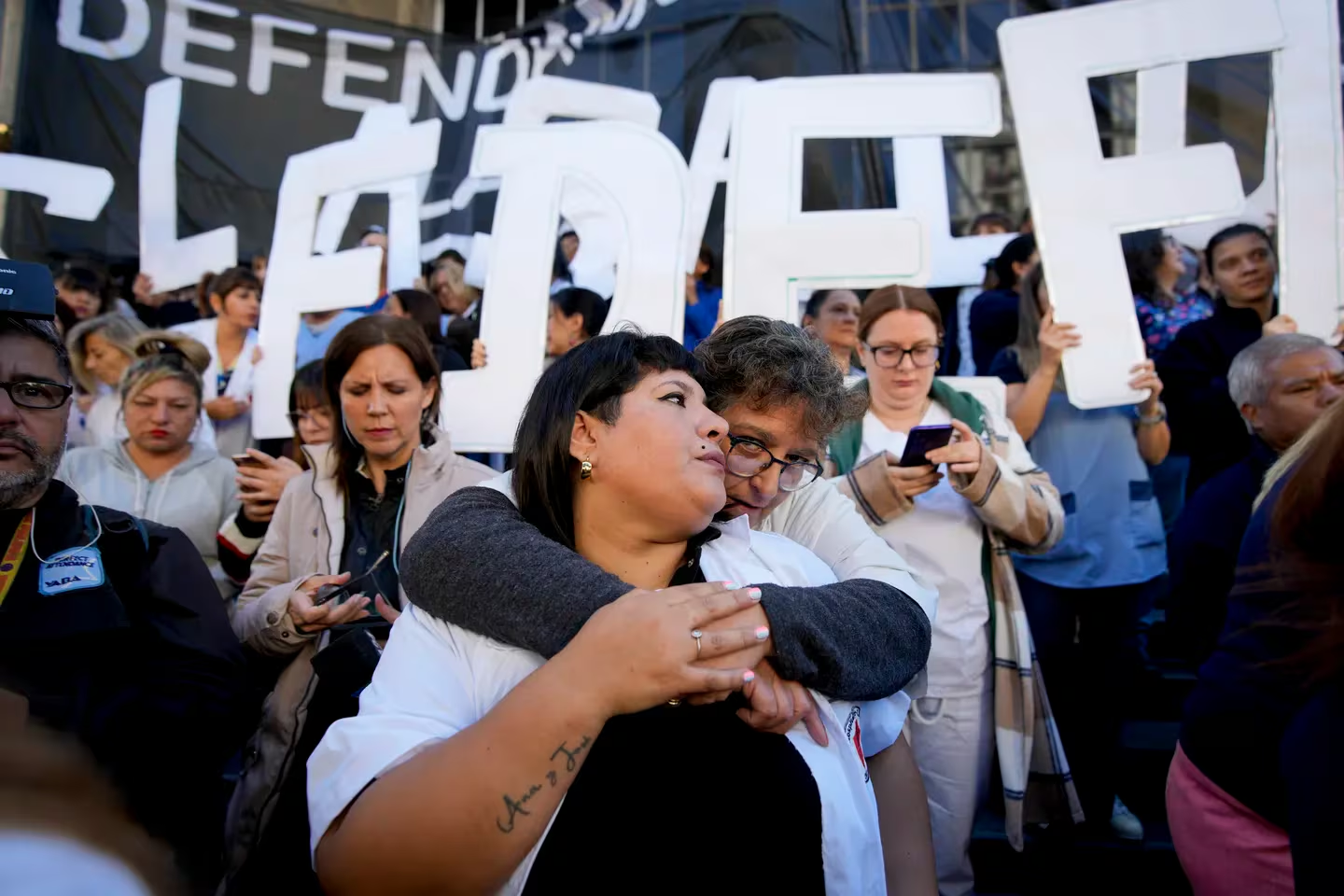 Docentes y estudiantes universitarios convocaron a una marcha este martes 23 de abril en defensa de la educación pública. (AP Foto/Natacha Pisarenko) Por: AP/ TN noticias