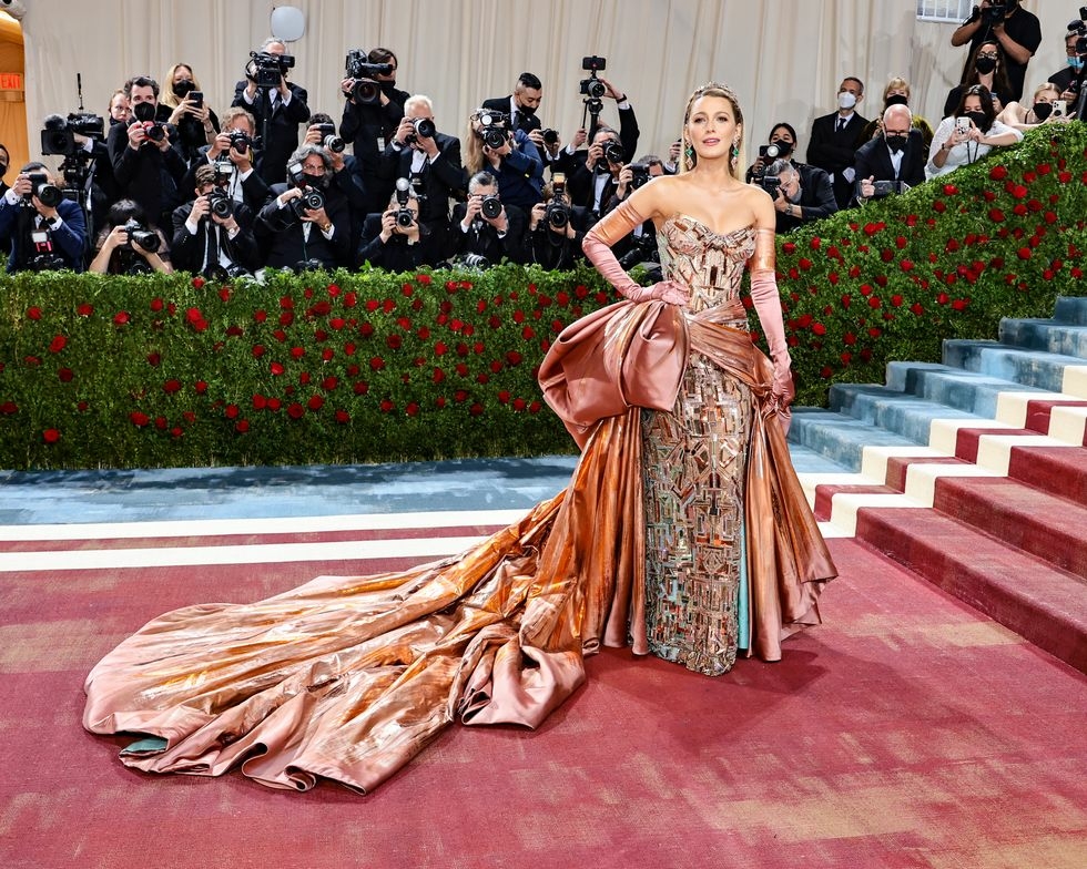 Blake Lively luciendo su vestido inspirado en Nueva York en la Met Gala 2023
