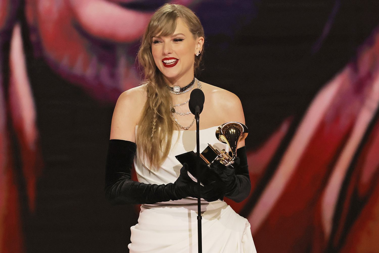 taylor-swift-2024-grammys-020524-1-7cdf5a4f64fb45f7904984d5ddecefa3.jpg
