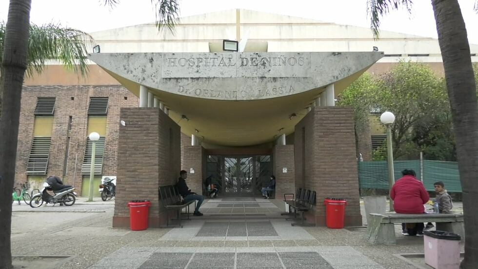 Un bebé está grave tras caer en un balde con lavandina: la Justicia investiga a los padres - Fuente: La Voz