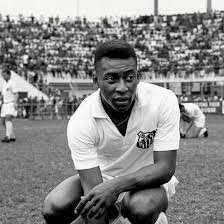Pelé posando con la camiseta del Santos. Fuente:www.elmundo.es