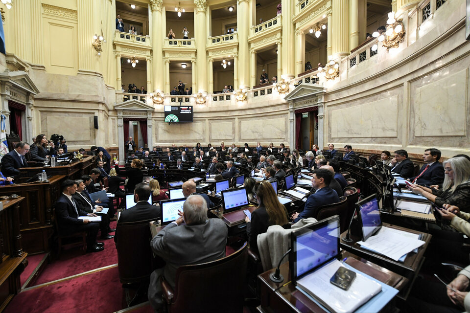 Senadores durante una sesión en la que se decidió cancelar el aumento salarial polémico. / Foto: Senado Argentino