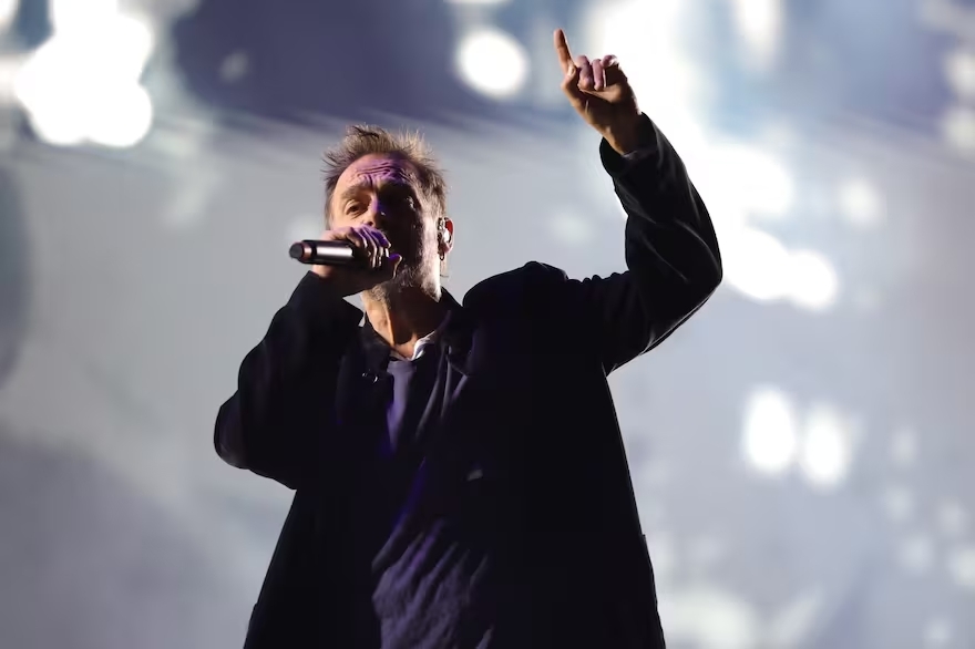 Vicentico, cantante de Los Fabulosos Cadillacs en pleno auge durante su show. / Foto: La Nación