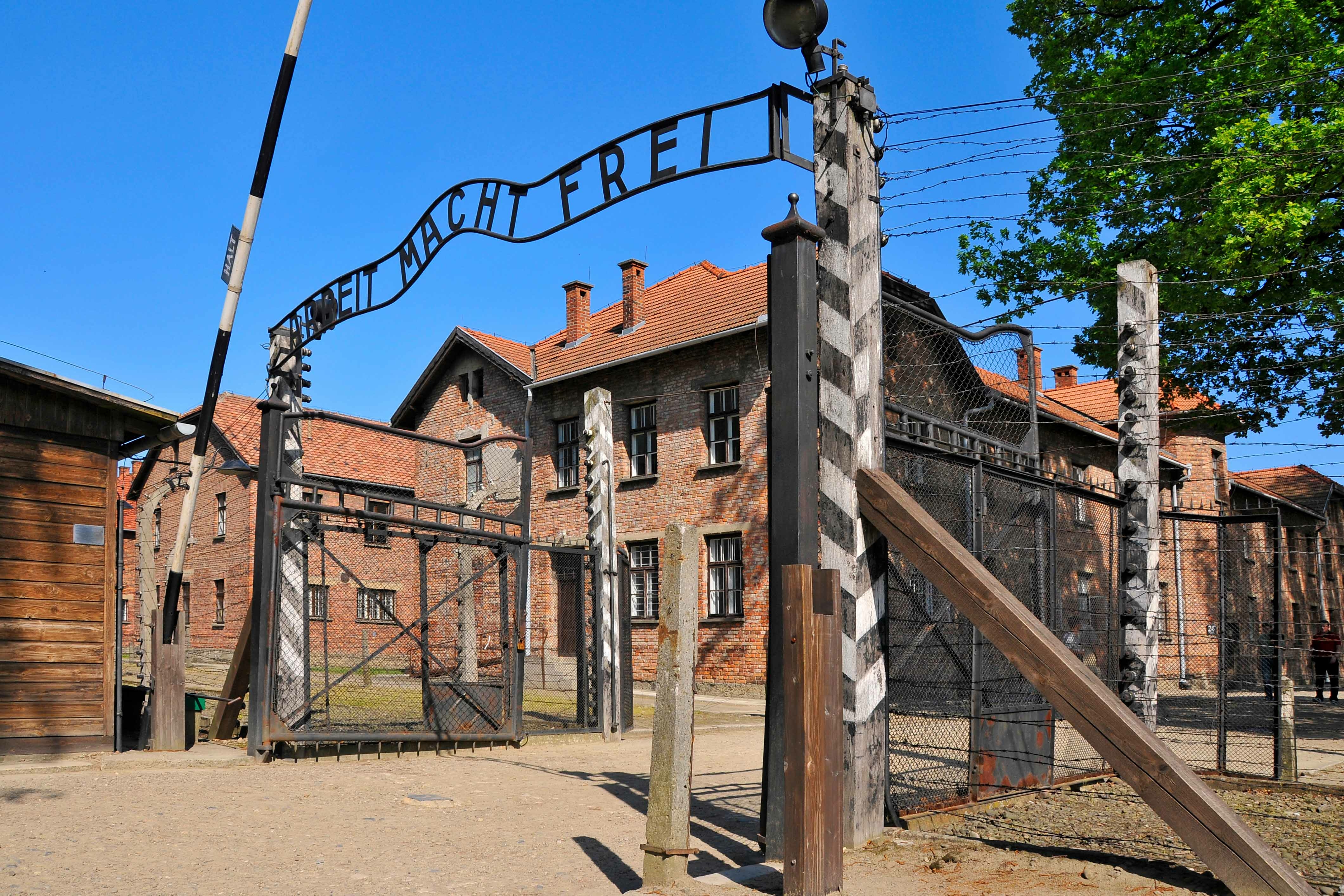 Entrada al campo de concentración. (Fuente: The Auschwitz tour).