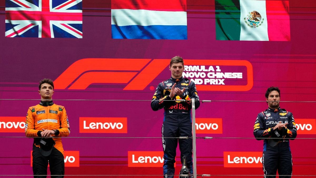 Podio en China: Verstappen primero (medio); Norris segundo (izquierda) y Pérez tercero (derecha). (Fuente : Excélsior).