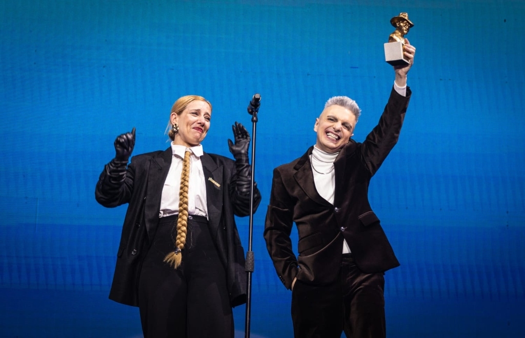 El dúo Miranda! recibiendo el Gardel de Oro. Foto: Sony Music Argentina.