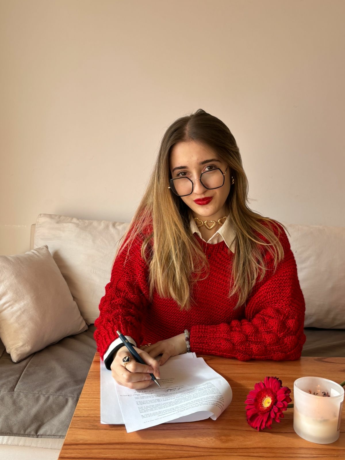 Clara Osimani escribiendo poesía