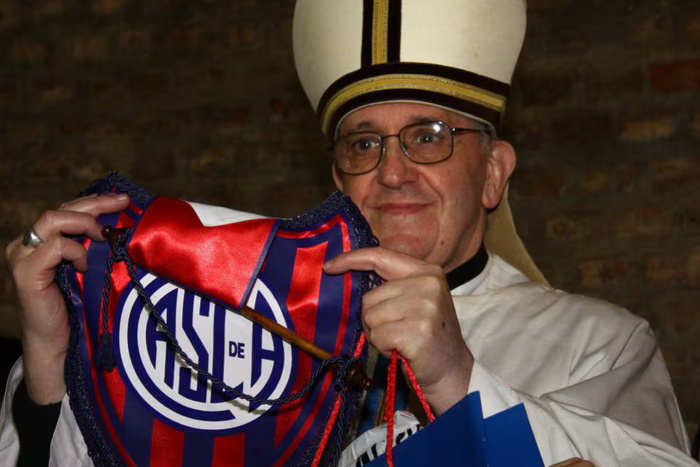 El papa Francisco con el escudo de San Lorenzo