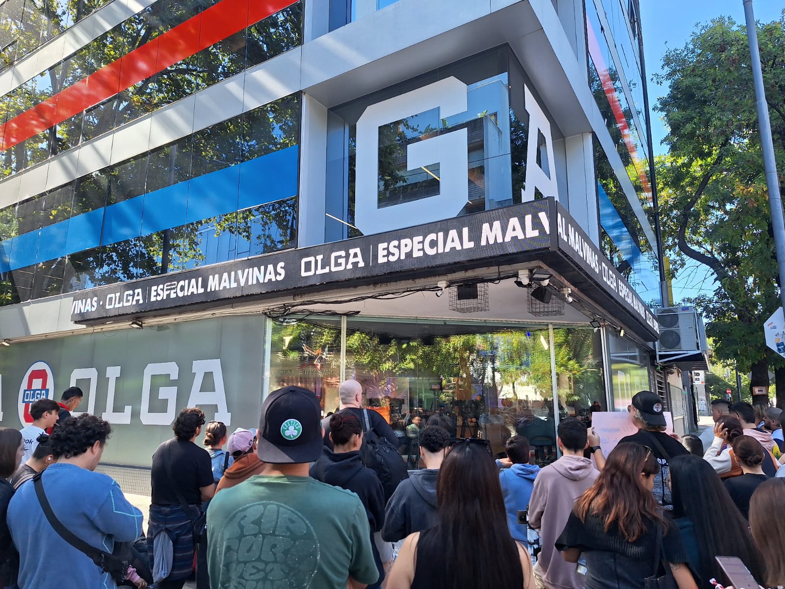 Las personas en la esquina de Humboldt y Cabrera presenciando el programa – Fuente propia.